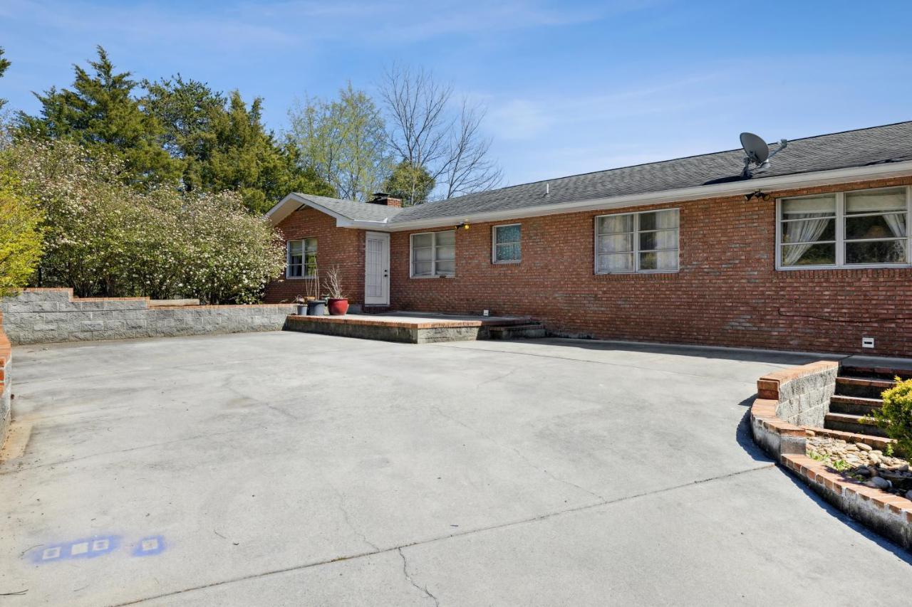 Mid-Century Vintage Brick Ranch Upstairs Guesthouse Sevierville Exteriér fotografie