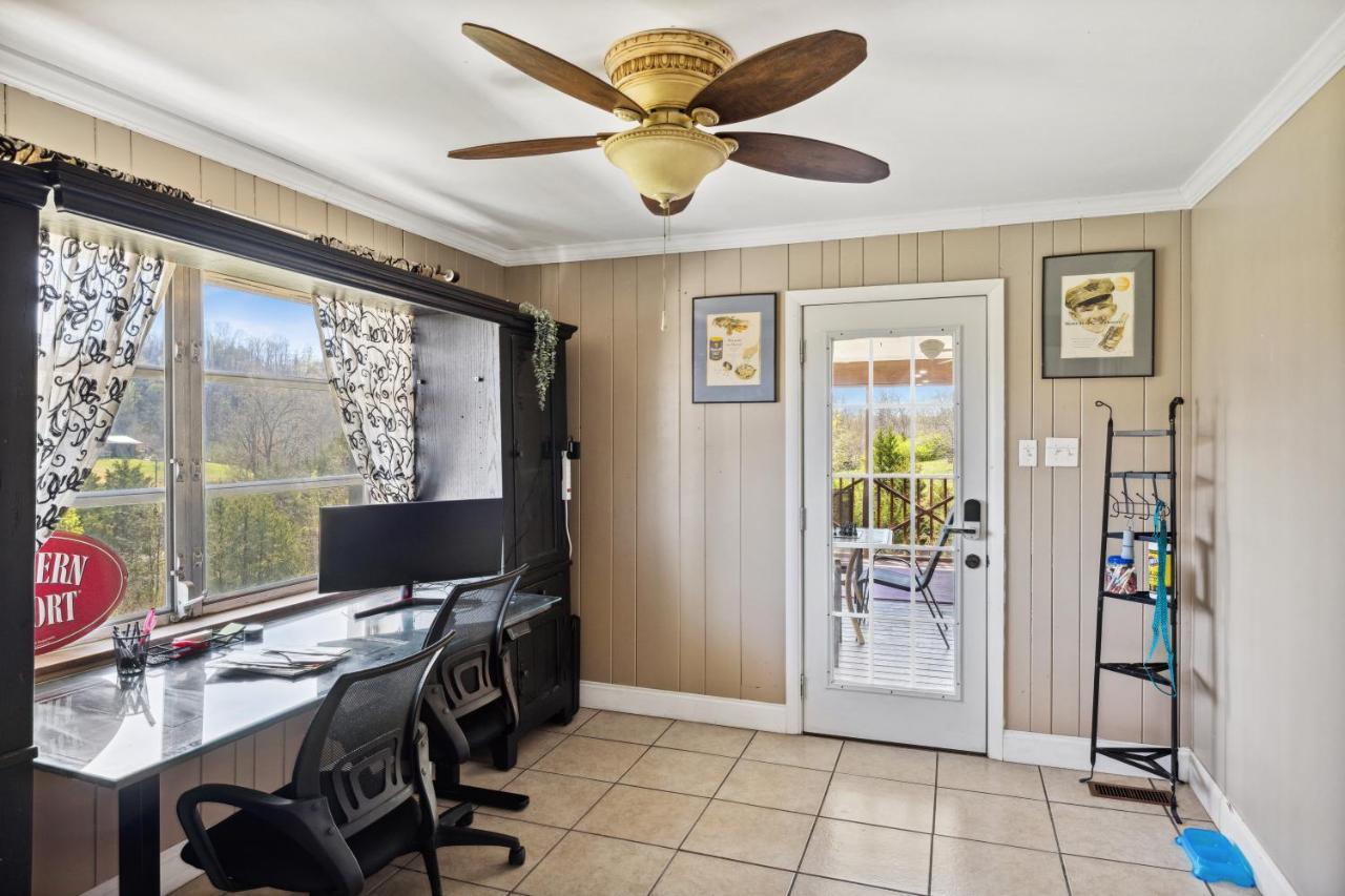 Mid-Century Vintage Brick Ranch Upstairs Guesthouse Sevierville Exteriér fotografie
