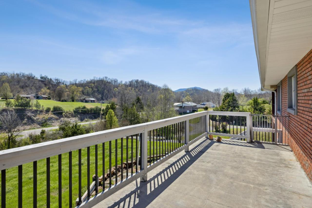 Mid-Century Vintage Brick Ranch Upstairs Guesthouse Sevierville Exteriér fotografie