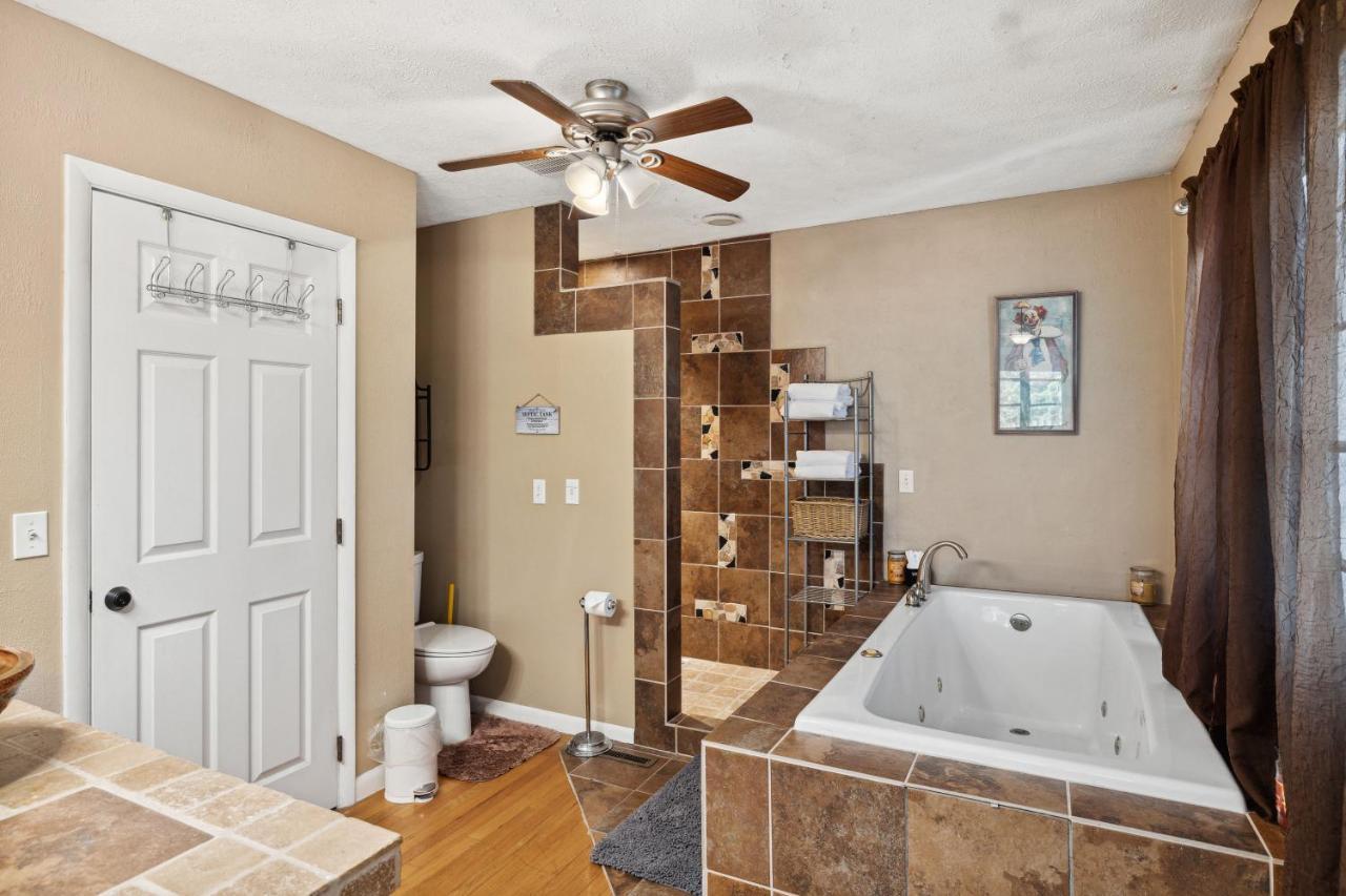 Mid-Century Vintage Brick Ranch Upstairs Guesthouse Sevierville Exteriér fotografie