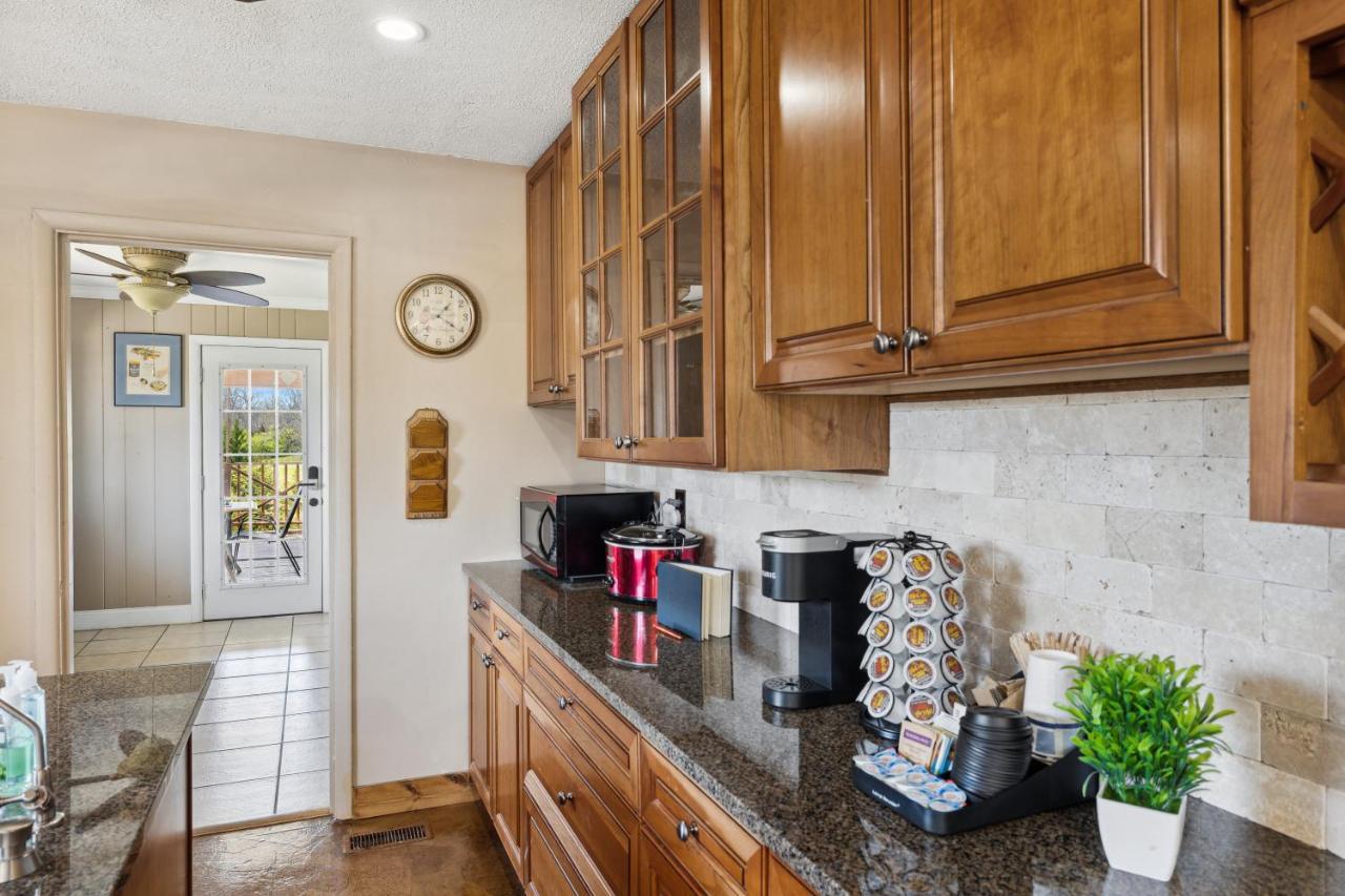 Mid-Century Vintage Brick Ranch Upstairs Guesthouse Sevierville Exteriér fotografie